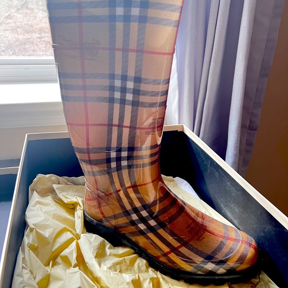 Like new Burberry Rain Boots - Picture 1 of 4